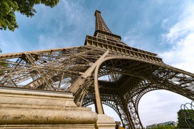 Eyfel Kulesi inşaat detayları mavi gökyüzü karşı