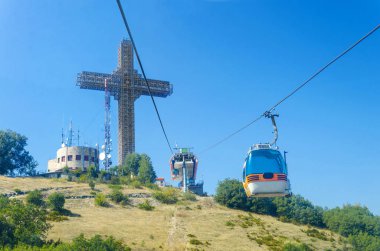 turist görünümünü teleferik yolculuğu Vodno Dağı ve dünya en büyük haç için