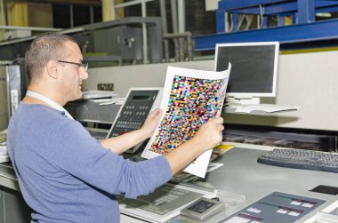 Renk yönetimi kalite bir baskı fabrikada basında kontrol operatörü yazdırma