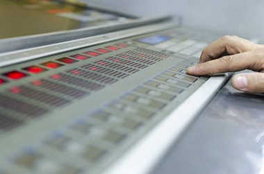 masada, Çeşme anahtar kontrol ünitesi yakın çekim ellerde çalıştırmak makinesi basın baskı ofset