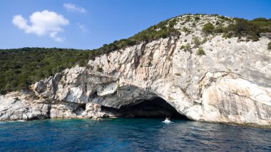 Meganisi ünlü mağara ile turkuaz suları, Lefkada, Ionian Islands, Yunanistan temizleyin