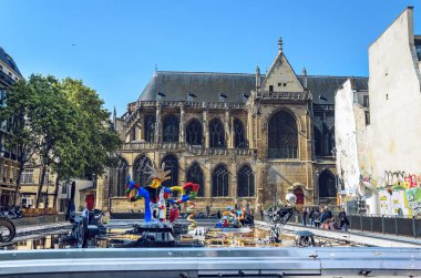 Paris, Fransa - 06 Mayıs 2017: turist stravinsky Çeşme merkezine yakın, bir mola georges pompidou, arka plan aziz neşeli kilisenin içinde