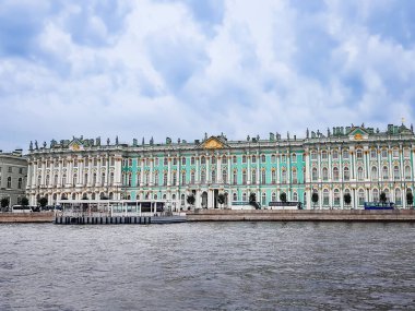 Neva nehrinin kıyısındaki inziva sarayı, Saint Petersburg, Rusya