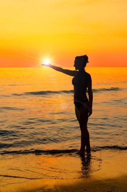 Güçlü güven kadın açık kolunun altında deniz gündoğumu güneşe