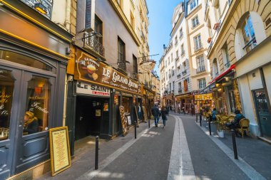 Paris, Fransa - Mayıs, 2017 yaklaşık: Latin Quarter. Paris dar sokak arasında eski geleneksel Paris evleri ve Cafe