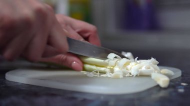 Pırasa doğrama eller yakın çekim