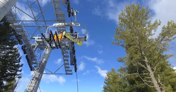 Bansko Bulgária Por Volta Janeiro 2018 Esquiadores Andando Ropeway Montanhas — Fotografia de Stock