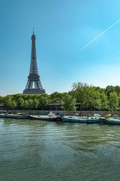 Eiffeltoren Met Boten Zwevend Zonnige Dag Parijs Frankrijk — Stockfoto