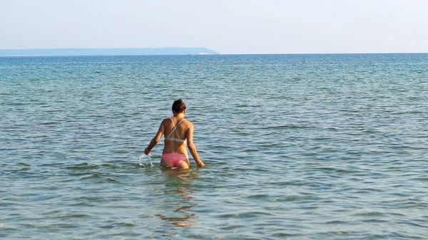Θηλυκό Έφηβος Στο Θαλασσινό Νερό Αναψυκτικό Παραλία Καλοκαίρι — Φωτογραφία Αρχείου