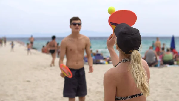 Pareja Joven Jugando Tenis Playa — Foto de Stock