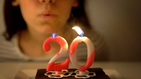 Ung Kvinna Firar Sin Födelsedag Och Blåsa Ljusen Hemmagjord Bakade — Stockfoto