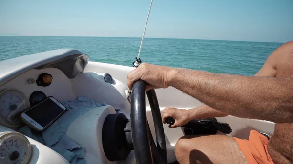 Primo Piano Skipper Mani Girando Volante Barca Vela — Foto Stock