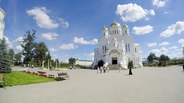 Diveevo Rusia Circa Agosto 2016 Peregrinos Desconocidos Plaza Catedral Cerca — Foto de Stock