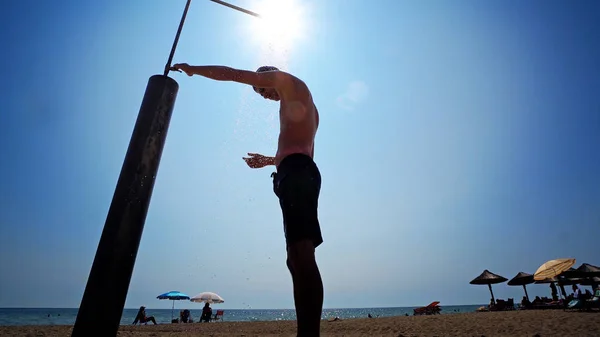 Homem Tomando Banho Praia Contra Sol — Fotografia de Stock