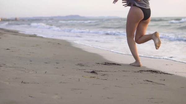 Kobieta Bieganie Bieganie Boso Ocean Plaża Sand Wschodzie Słońca Kinowy — Zdjęcie stockowe