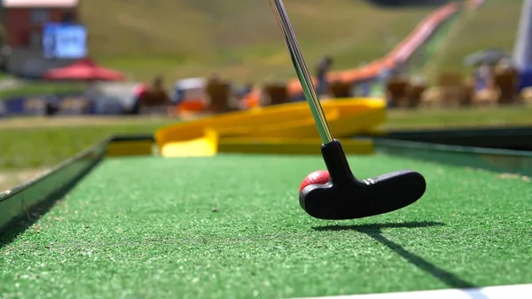 Fechar Jogador Jogar Mini Golfe Com Bola Vermelha — Fotografia de Stock