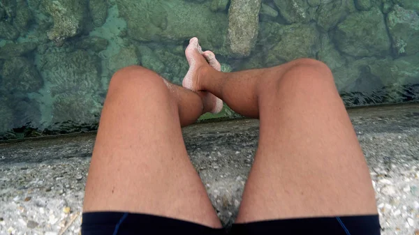 Jovem Relaxante Balançando Pés Sobre Superfície Mar — Fotografia de Stock