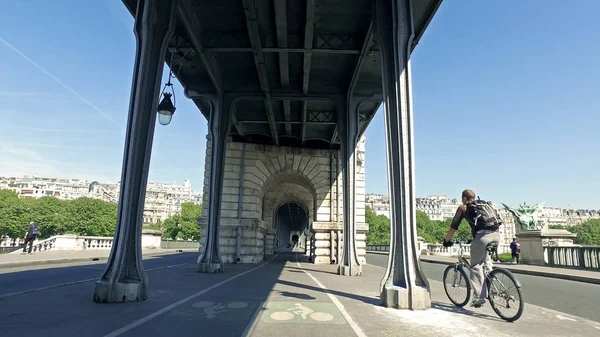 Paris Francja Maja 2017 Pont Bir Hakeim Wśród Rowerzystów Ruchu — Zdjęcie stockowe