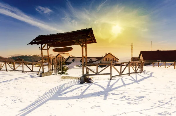 Berg Winter Complex Met Houten Deur Bij Zonsondergang — Stockfoto