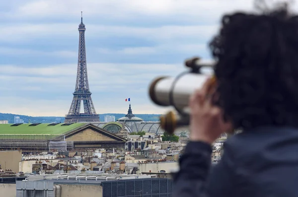 Kvinna Som Tittar Genom Myntdriven Kikare Vid Eiffeltornet Paris Frankrike — Stockfoto