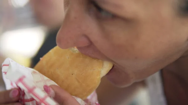 Vrouw Döner Kebab Eten Tijdens Lunch Fast Food Concept — Stockfoto