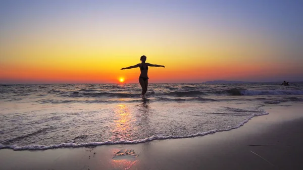 Mulher Andando Oceano Com Mãos Bem Abertas Fundo Pôr Sol — Fotografia de Stock