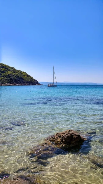 游艇和蓝色的海水天堂海滩在 Skyatos — 图库照片