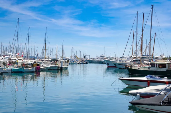 Yacht Moderni Bianchi Porto Cannes Francia — Foto Stock