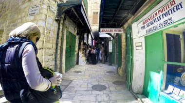 Jerusalem, İsrail - 31 Ağustos, 2016: geleneksel eski şehir taş Kudüs'te artizan mağazaları ile sokak