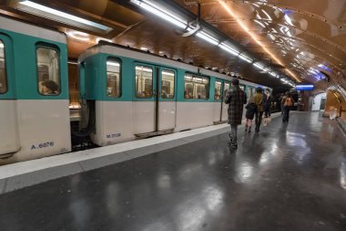Paris, Fransa - Mayıs, 2017 yaklaşık: Metro tren ve Metro içinde commuters İstasyonu Arts et Metiers satırından 11 Mayıs, 2017 Paris'te. İstasyonu komik sanatçı Francois Schuiten Jules Verne çalışmalarını atıfta tarafından tasarlandı.
