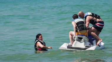 Aile, Beach Island 'da jet ski ile eğleniyor. Seyahat konsepti.