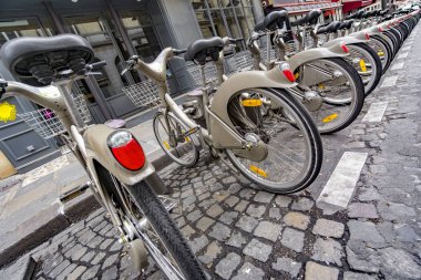 Paris, Fransa Bisiklet Kiralama ile sokak görünümü