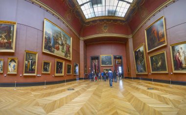 Paris, Fransa - Mayıs, 2017 yaklaşık: Panoraması 05 Mayıs 2017 üzerinde resimlerinde Louvre Musée du Louvre, Paris, Fransa. 8 ile 5 milyon yıllık ziyaretçi, Louvre sürekli olarak dünya çapında en çok ziyaret edilen müze olduğunu,