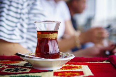 Türk çay bardağı. Romantik kavramı. Sevgililer arka plan. Binbir gece masalları ortam