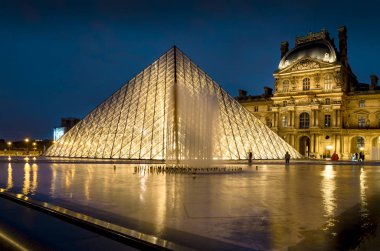 Paris, Fransa - Mayıs, 2017 yaklaşık: ışıklı Louvre Müzesi piramit, müze için ana giriş 