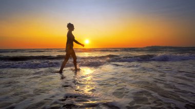 kadının tatil günbatımı zemin üzerine sahil şeridi üzerinde 