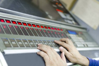 masada, Çeşme anahtar kontrol ünitesi ellerde çalıştırmak ofset makinesi basın yazdırma