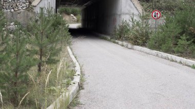 Dar dağ yolu tünel geçiş, Pov sürücü ile