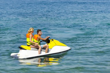 WAVERUNNER jet ski üzerinde sürme çift