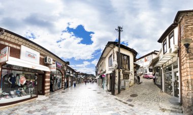 Ohrid, Makedonya - Jun, 2017 yaklaşık: üzerinde yürüyen insanlar Ohri tarihi merkezi şehir. Ohri - olduğunu Macedoni en ünlü turizm