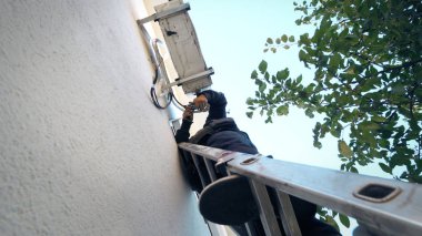 Müşteri evine klima döşeyen teknisyen. Sinema filmi.