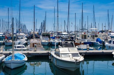 Beyaz modern Yatlar Fransa'nın Cannes kentinde denizde Liman