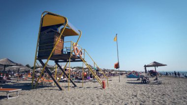 Durres, Arnavutluk - Ağustos, 2017 yaklaşık: hayat koruma kule üzerinde lüks beach resort, Arnavutluk'ta Durres 