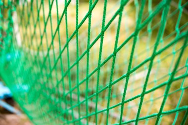 İp Park köprü Net sonbaharda. Eğlence, eğlence. Sürmek, zipline, ip snowboard tırmanma. doğada spor oynarken