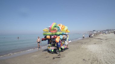 Durres, Arnavutluk - Ağustos, 2017 yaklaşık: satıcı satış mayo ve plaj çocuklar için oyuncaklar