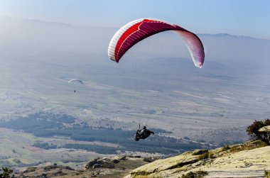 Pirlepe, Makedonya - Şubat, 2017 yaklaşık: yaz bugün dağların üzerinden izinli yamaçparaşütü  