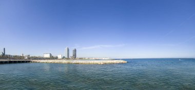 Panoramik marina Port Olimpic (Olimpiyat Limanı), Barselona, İspanya, üzerinde yükselen gökdelenler
