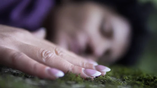 Mulher Descansando Natureza Sua Mão Tocando Pedra Com Musgo Floresta — Fotografia de Stock