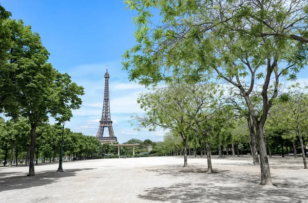 Tour Eiffel Monument Parisien Printemps Parc Aux Arbres Verts — Photo
