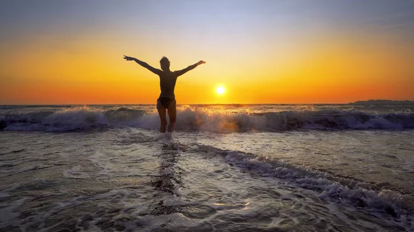 Woman Enjoying Vacation Coastline Sunset Background — Stock Photo, Image